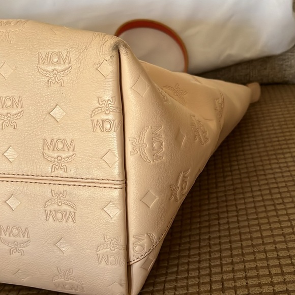 MCM Kira Shopper in color Bisque - Picture 5 of 12